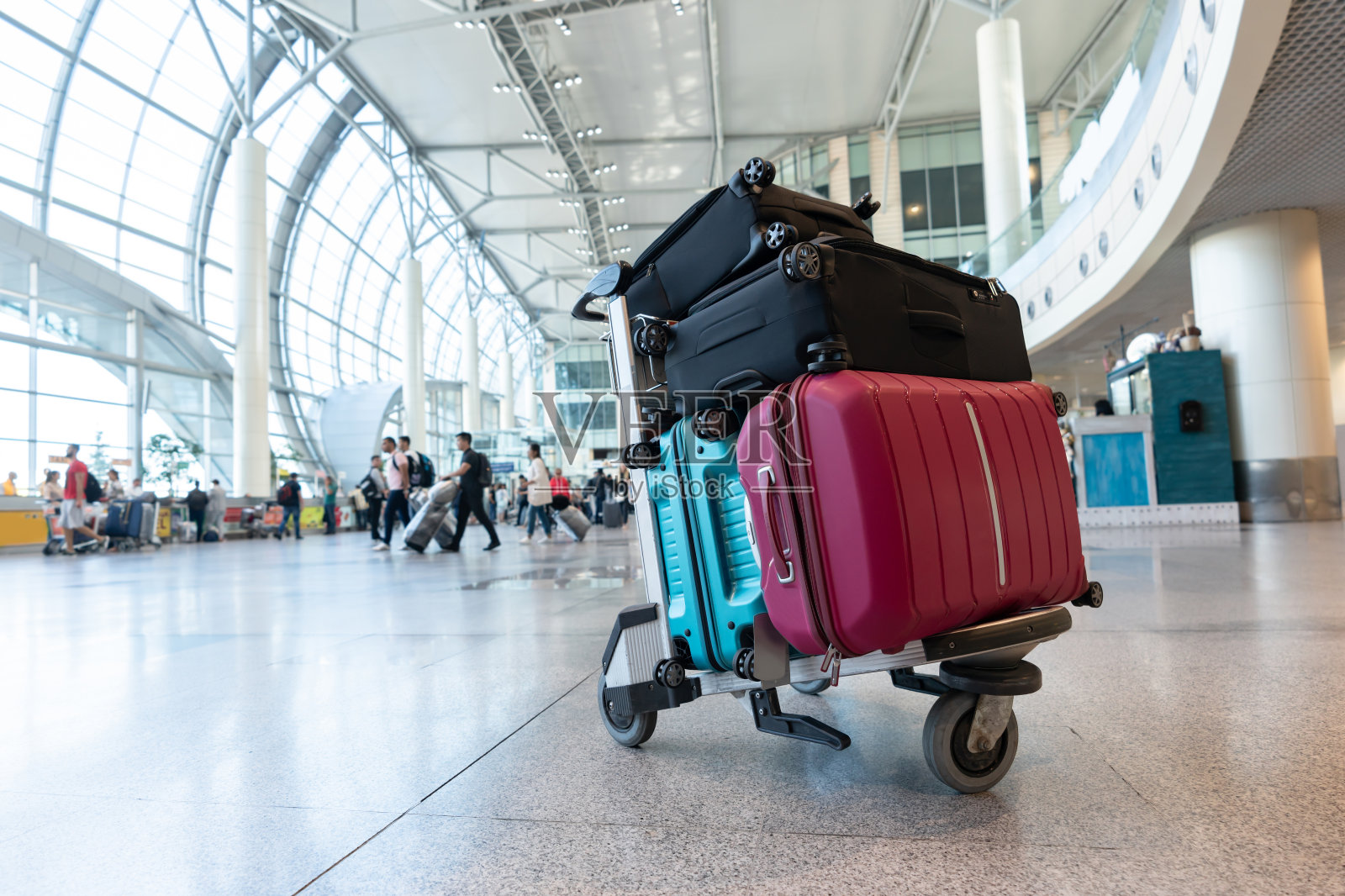 行李放在機(jī)場的行李車上